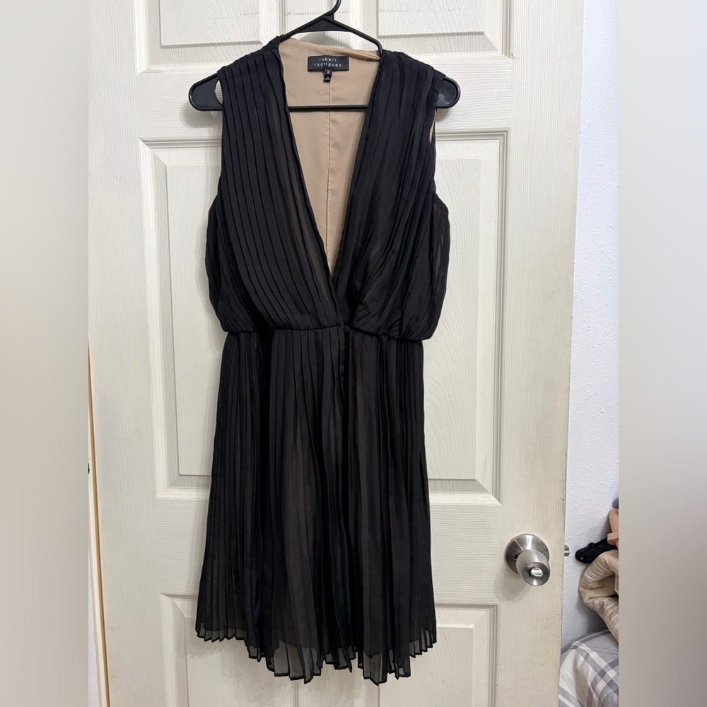 Robert Rodriguez Black Pleated V-Neck Sleeveless Dress 100% Silk women’s size 8